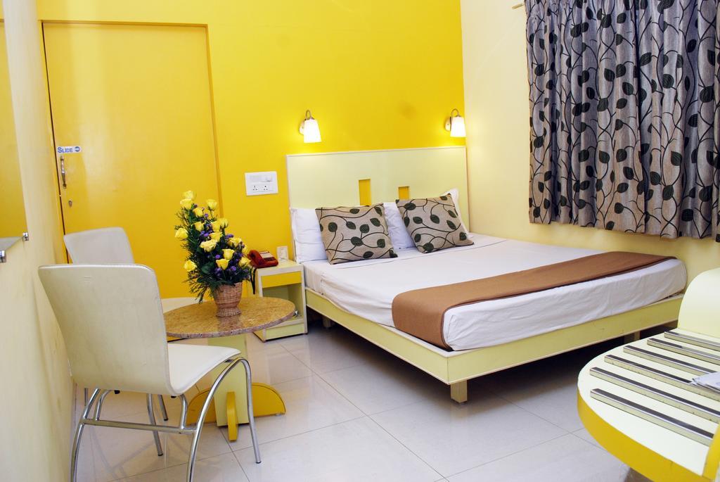 Hotel Pandian Csennai Kültér fotó