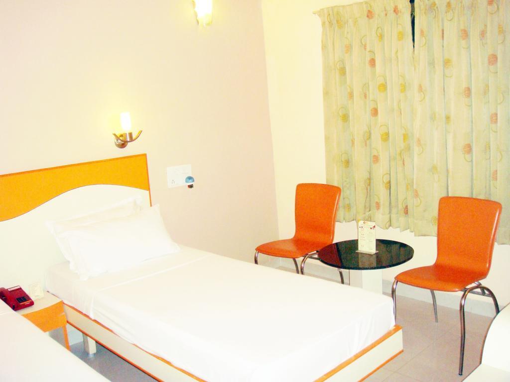 Hotel Pandian Csennai Kültér fotó