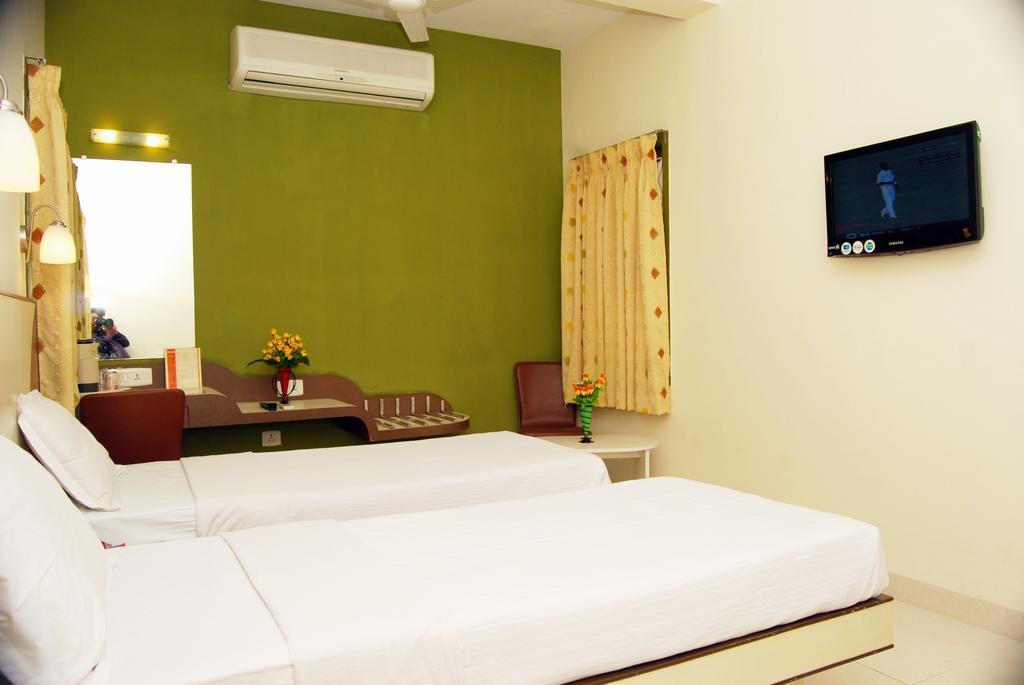 Hotel Pandian Csennai Kültér fotó