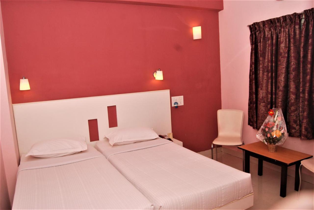 Hotel Pandian Csennai Kültér fotó