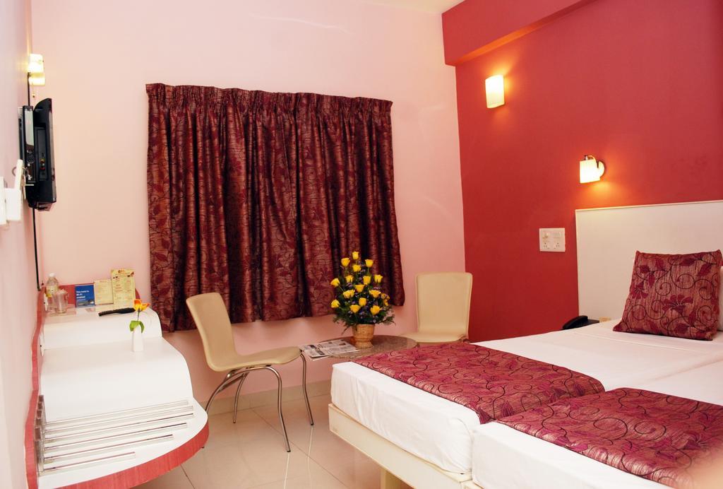 Hotel Pandian Csennai Kültér fotó