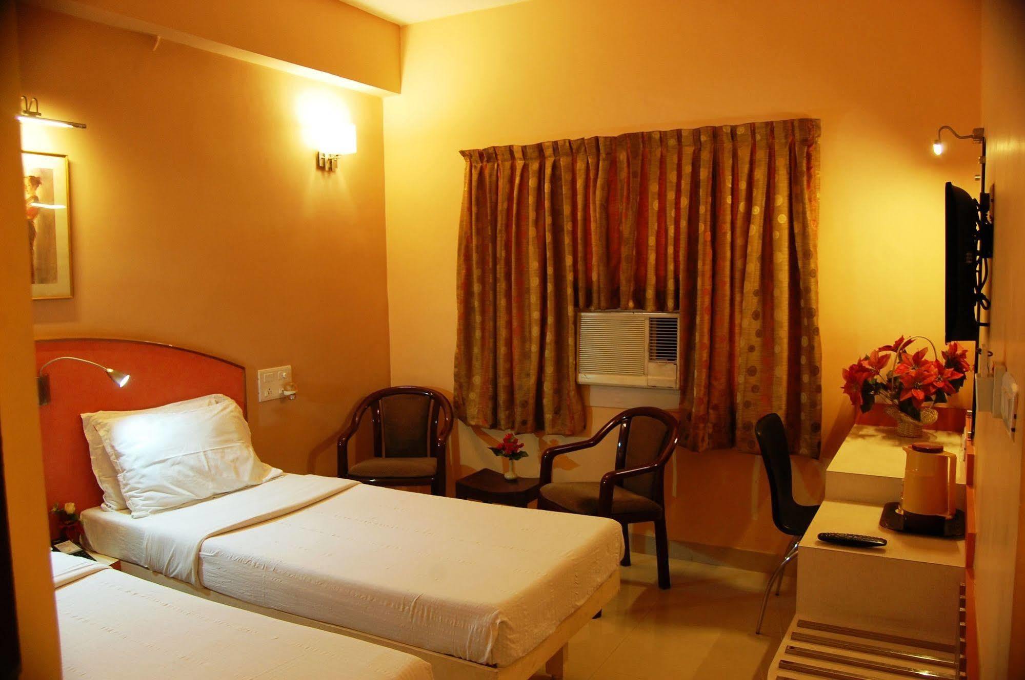 Hotel Pandian Csennai Kültér fotó