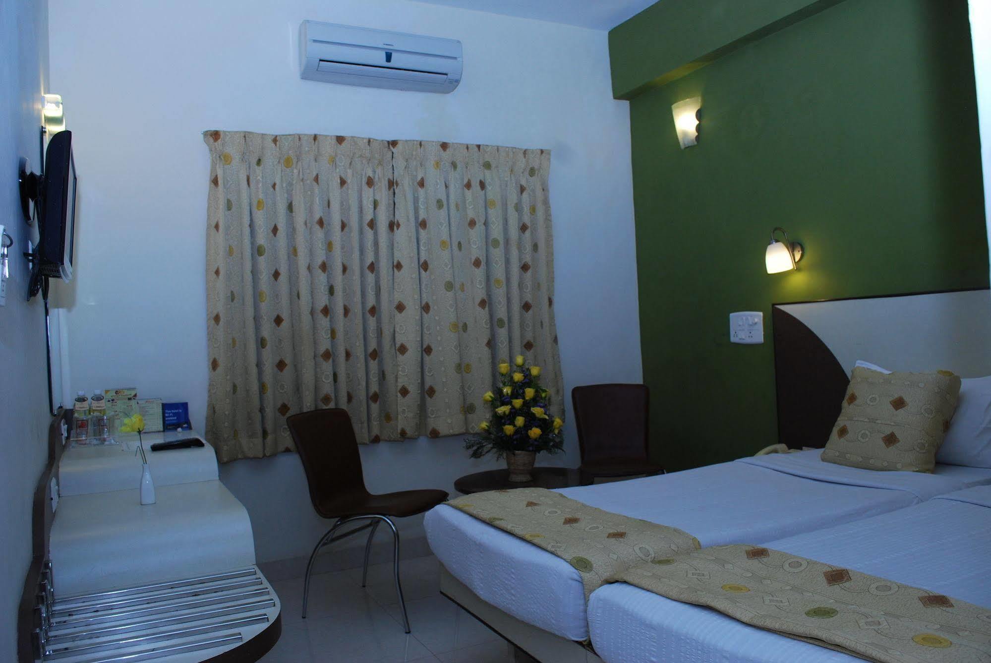 Hotel Pandian Csennai Kültér fotó