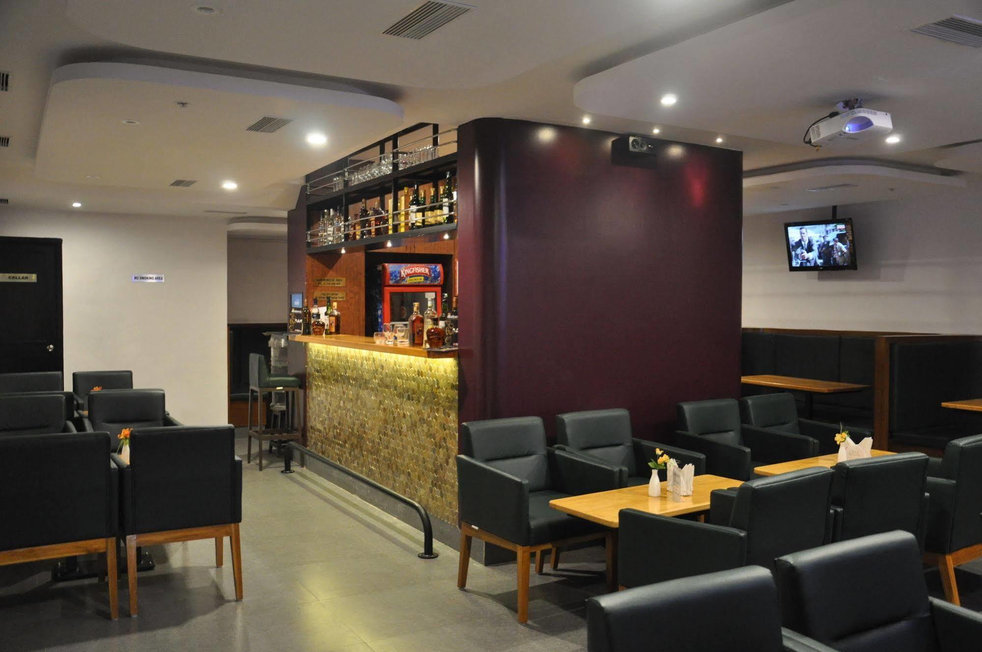 Hotel Pandian Csennai Kültér fotó